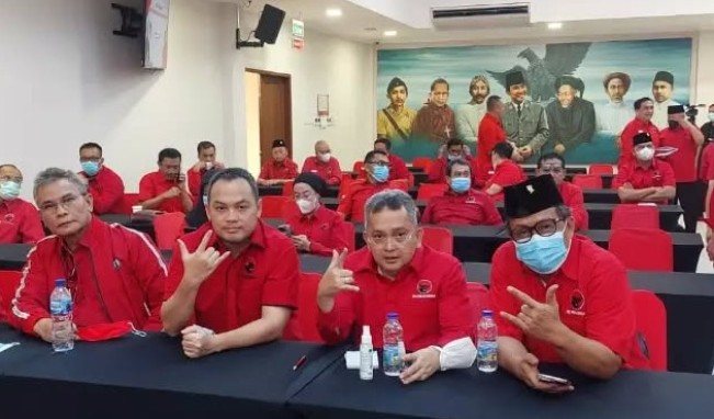 Johan Budi (kiri) saat masih menjadi Anggota DPR Fraksi PDIP. [Instagram]